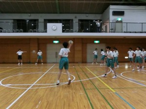 学年レクのドッチボール。狙って、避けて、声をかけて。みんな気合い十分です。