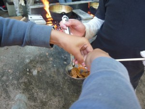 味噌を慎重におたまに乗せます