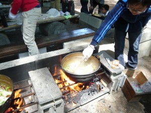 よく混ぜながら味噌を馴染ませます