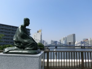 青空の下の芭蕉像。夕方には回転して向きが変わるとか。