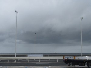 海ほたるでの怪しい雲行き