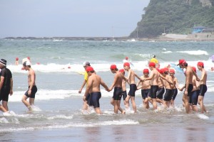 この日もヒューマンチェーンで海に入ります