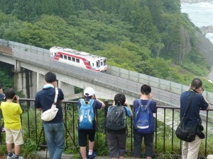 思い思いの構図で写真を取る生徒と三陸鉄道