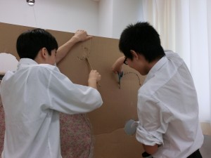 ダンボール切り取り作業中。安全第一です。