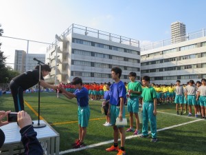 表彰の様子（写真は中３の学年優勝クラス）