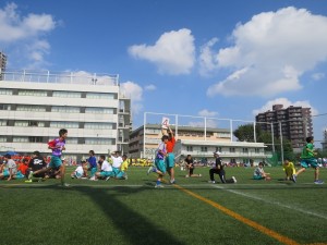 1500M走のトップ選手と、それぞれの種目を支える体育祭実行委員