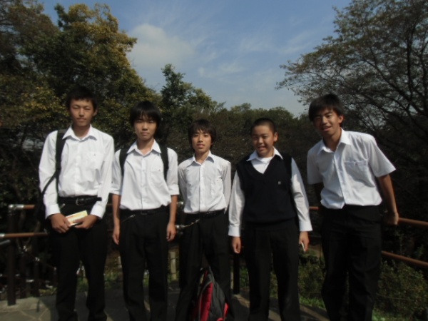 箱根山山頂にて！学校到着１位の班