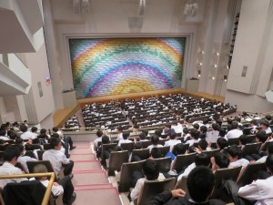 自分の席に着席して、演目が始まるのを待ちます