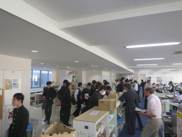 生徒たちが多く職員室に集まるのは答案返却日恒例の光景