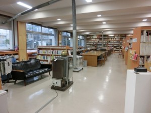 図書室です。暖房は石油ストーブ。北陸の学校では普通の風景で、石油の給油時間帯が掲示されていました。