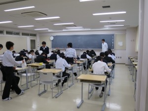 教室には授業担当者３名と高校３年生数名がいるので、すぐに質問できます