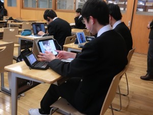 希望者対象。放課後自分のｉＰａｄやＰＣを定められた場所に持ち込み、自分で25分間英語の勉強をする。