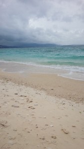 沖縄の海。天候によって七色の表情を見せるという。