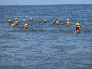 中級(黄帽)も沖に行って隊列を組んで泳ぎます。先頭は高2補助員