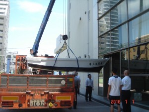 船が建物に入っていく珍しい光景です