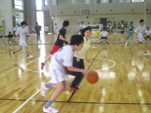生徒が撮影した、教員チームと生徒チームとのバスケットボールの様子