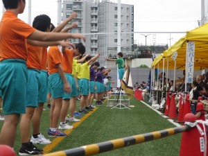 １．準備運動、体操部の生徒が模範となります