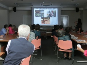 坪内先生の講義を聞く地元の人々