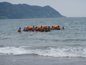 沖にブイを設置します