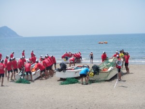 午前の修技の後、補助員が道具をしまいます