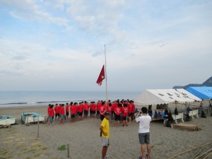 早朝に臨海学校の旗を掲揚します。
