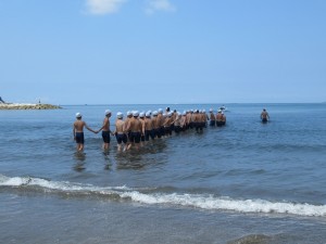 ２列になって海へ