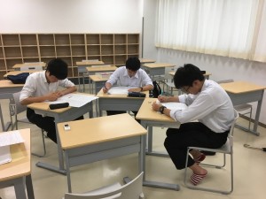 熱心に作業を続ける受講者