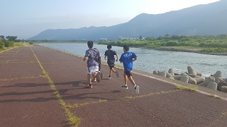 3~4人1組で走ります