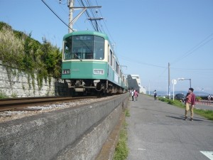 江ノ電を間近で見上げる撮影地点