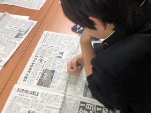 朝刊の記事には佐藤記者が仕上げたものも