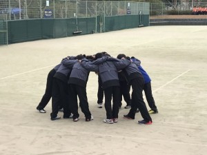 試合前にチームで円陣。