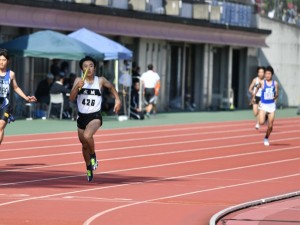 共通4×100ｍリレー　トップでゴールするアンカー浅岡 雅人君（中３）