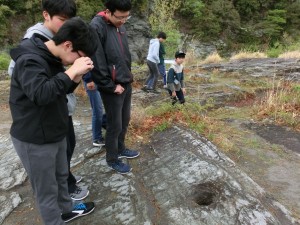 大きめのポットホールらしき穴を発見！