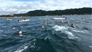 æ°·ç ç³ãé£ã¹ãªããæµ·ä¸ã§ä¼æ©2