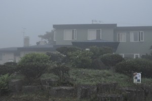 濃霧のため、目の前にあるはずの宿舎もこの霞み具合
