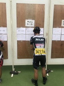 サインボードにサインをする高２久我