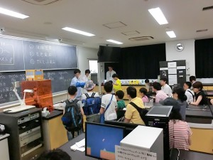 実験好きな生徒が多いのも成城の特徴。わくわくする実験をすぐ目の前で！