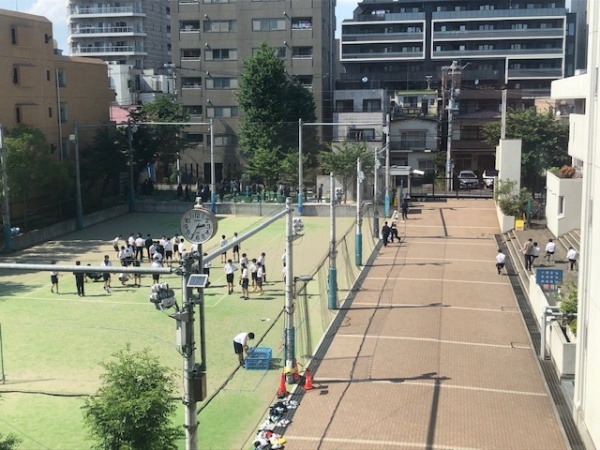 ＜よく見ると、同じ空間に体育と、技術と、美術の授業が同時に展開されていました。＞