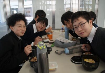 持参の弁当や学食でテイクアウトした弁当を食べています。現在は黙食を守ります。