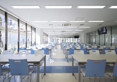 【カフェテリア】自然光の入る清潔感と開放感のある240席の食堂
