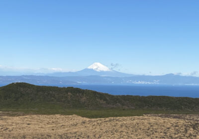 三原山の上から見たカルデラと海の向こうの富士山
