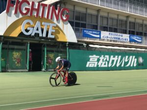 高松競輪場で公式練習をする高2冨澤くん