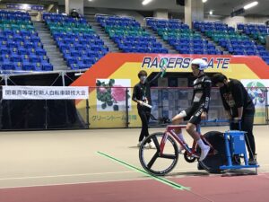 3kmインディヴィデュアル・パーシュートのスタートを待つ高2冨澤君