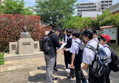 夏目漱石の像の前でチェック