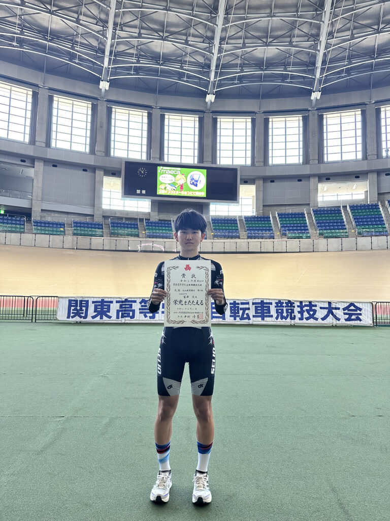 関東高等学校自転車競技大会の横断幕を背に記念写真