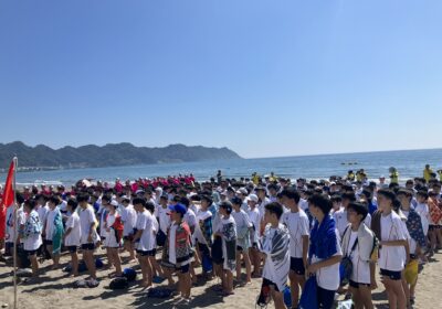 開校式：雲一つない快晴の中、開校式が行われました。