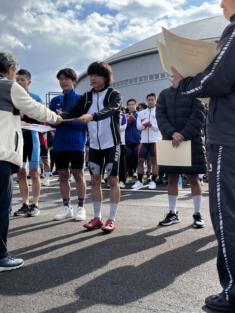 閉会式にて第3位の賞状をもらう高2荒君