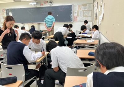 この時間は、クラスの人数を半分に分けて、ネイティブの先生が授業を行っています。