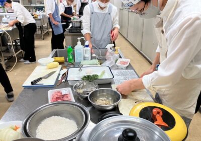 家庭科の調理実習がありました。今日のメニューは、肉じゃがと炊き込みご飯とのことです。