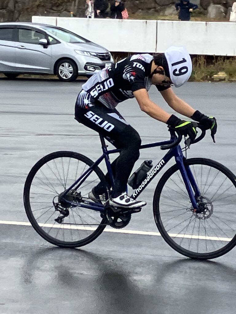 苦しいレースながらも一所懸命に前を追う高1新井君